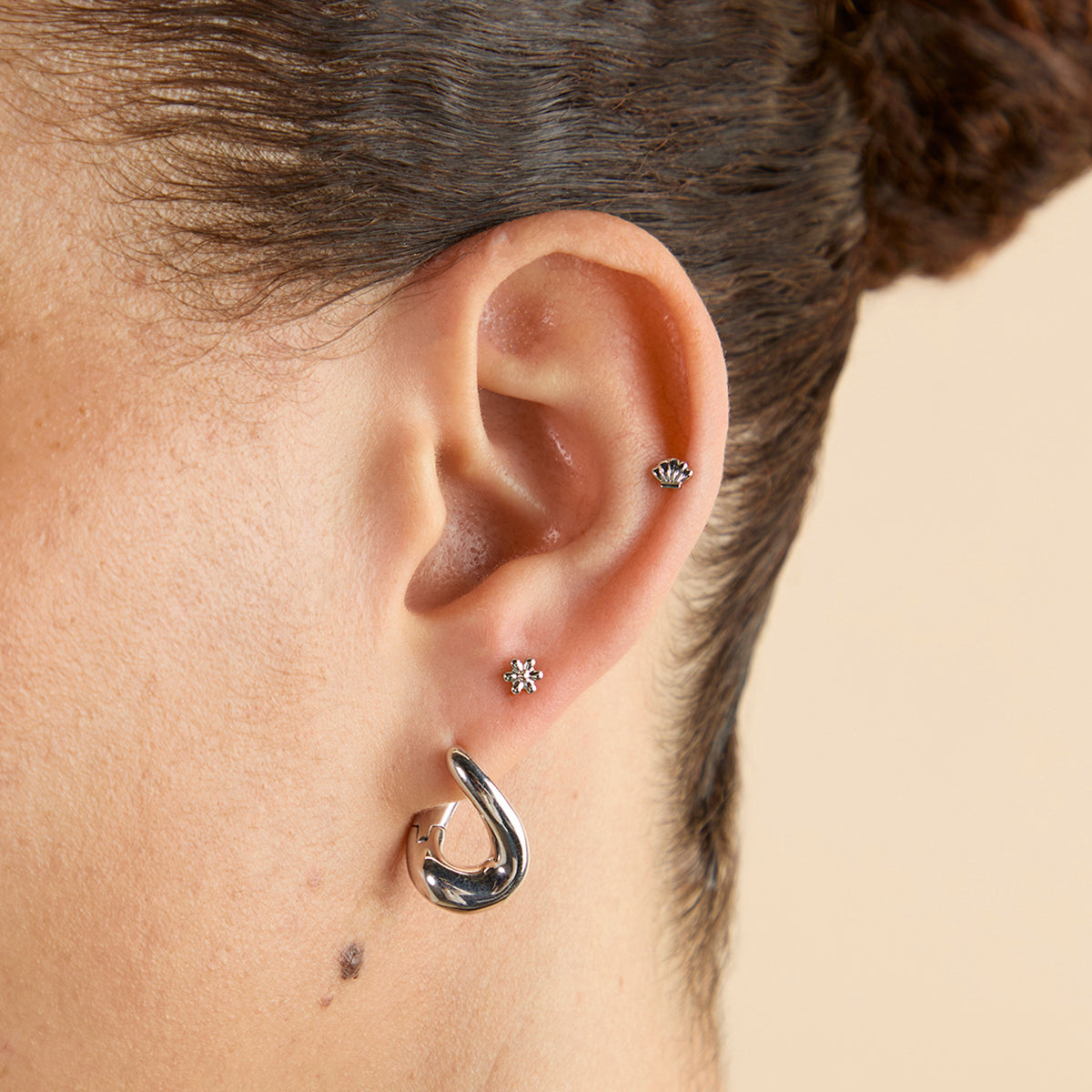 Shell Titanium Piercing Stud in Platinum