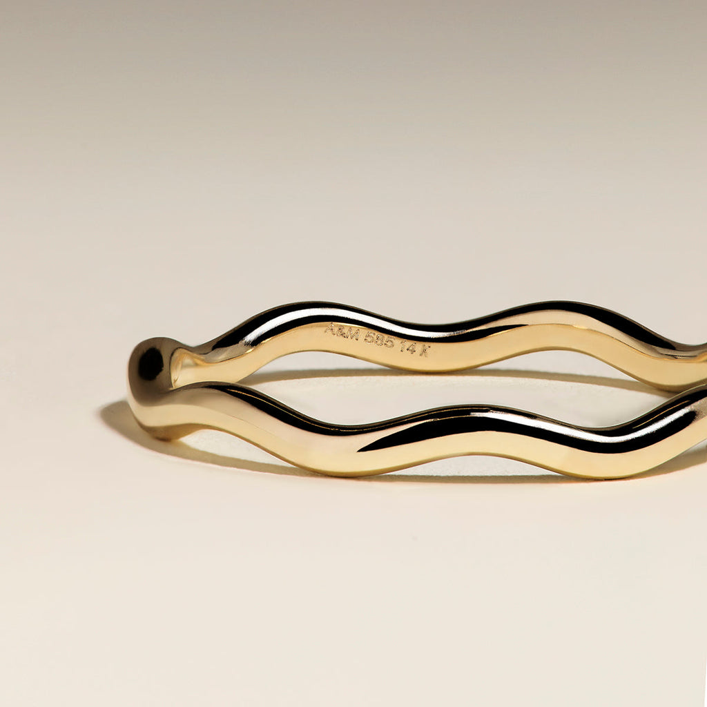 Scalloped Band Ring in Solid Gold