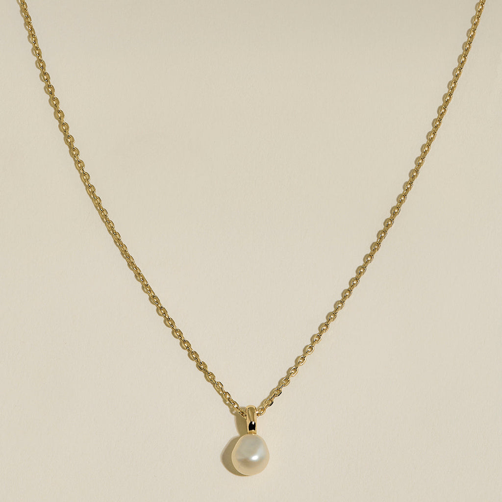 Pearl Pendant Necklace in Gold