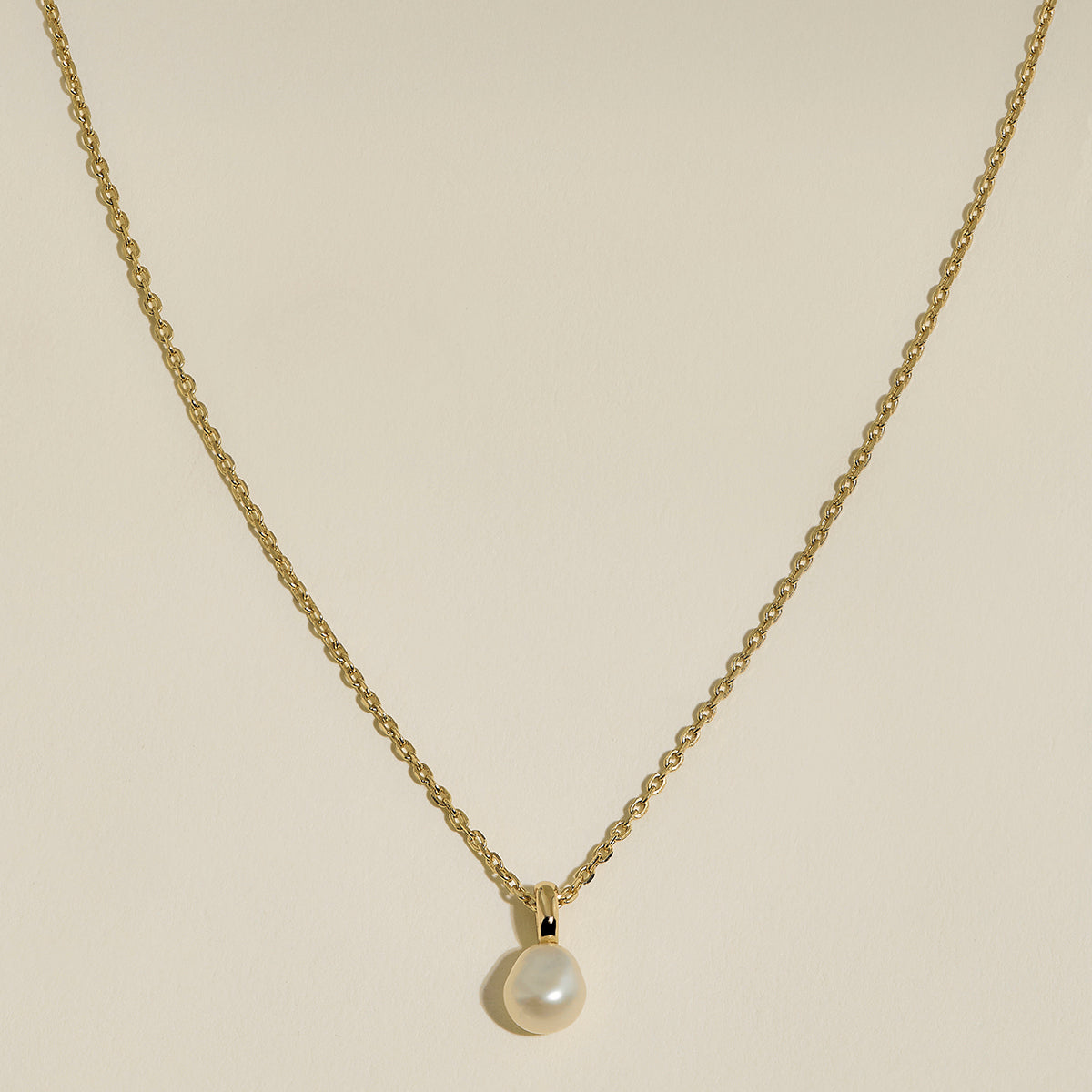 Pearl Pendant Necklace in Gold