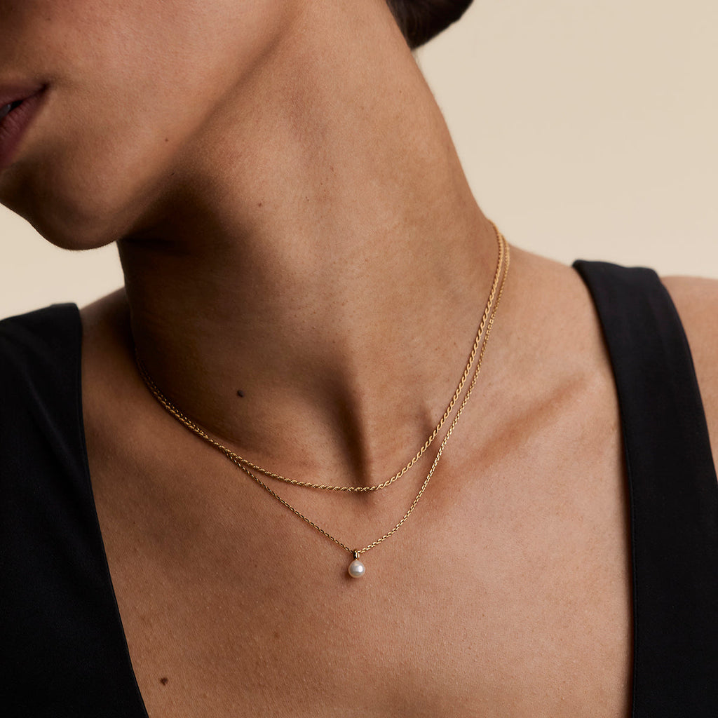Pearl Pendant Necklace in Gold