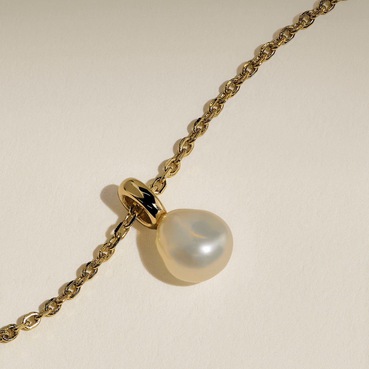 Pearl Pendant Necklace in Gold
