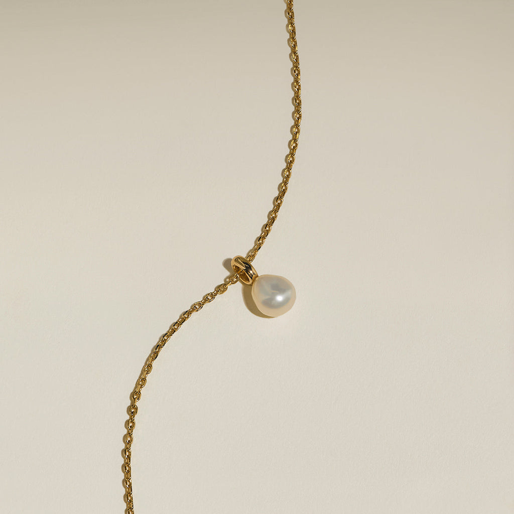 Pearl Pendant Necklace in Gold