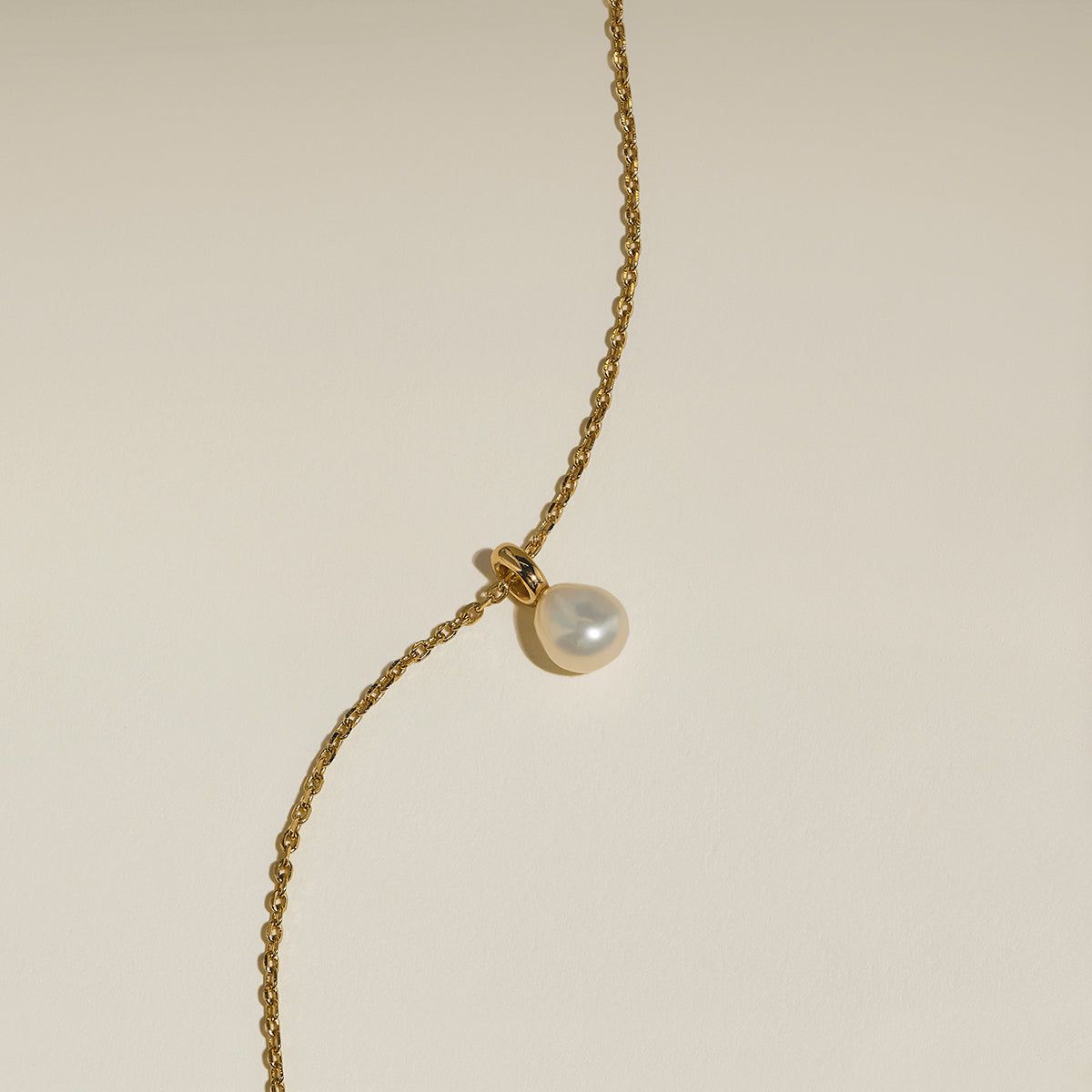 Pearl Pendant Necklace in Gold