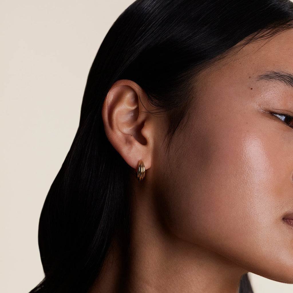 Astrid & Miyu Ripple Wave Huggies in Gold