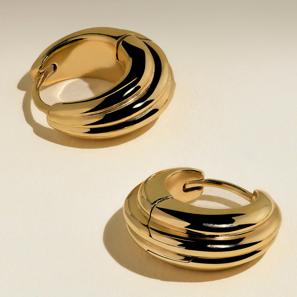 Astrid & Miyu Ripple Wave Huggies in Gold