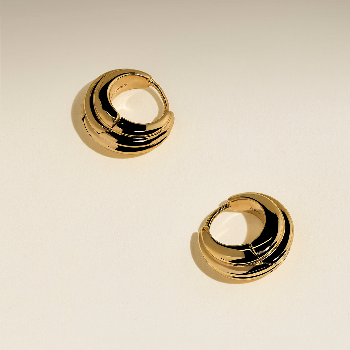 Astrid & Miyu Ripple Wave Huggies in Gold