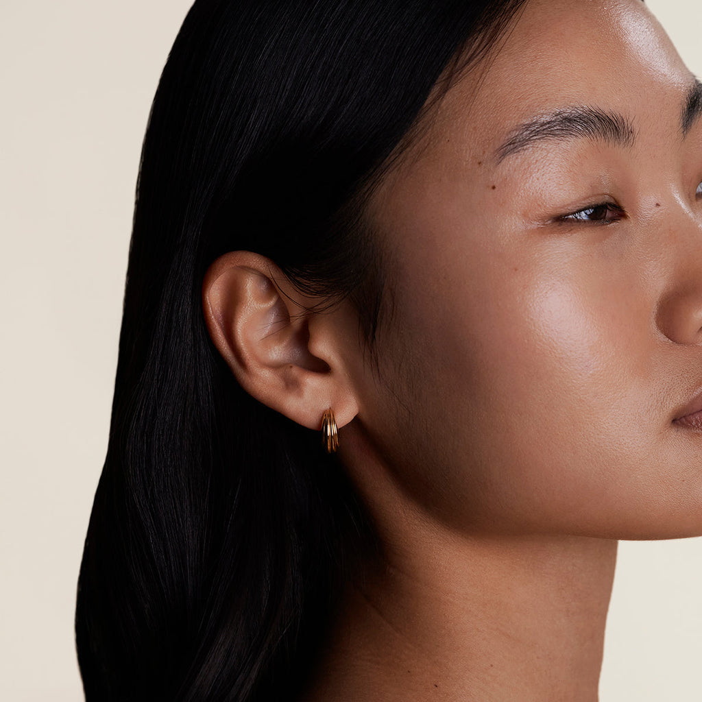 Astrid & Miyu Ripple Wave Huggies in Gold